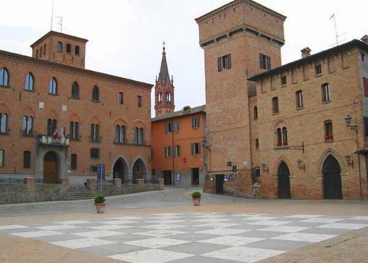 Cremonini, Ferrari e Orsini, i tre imprenditori rimetteranno a nuovo la piazza di Castelvetro<br type="_moz" />
