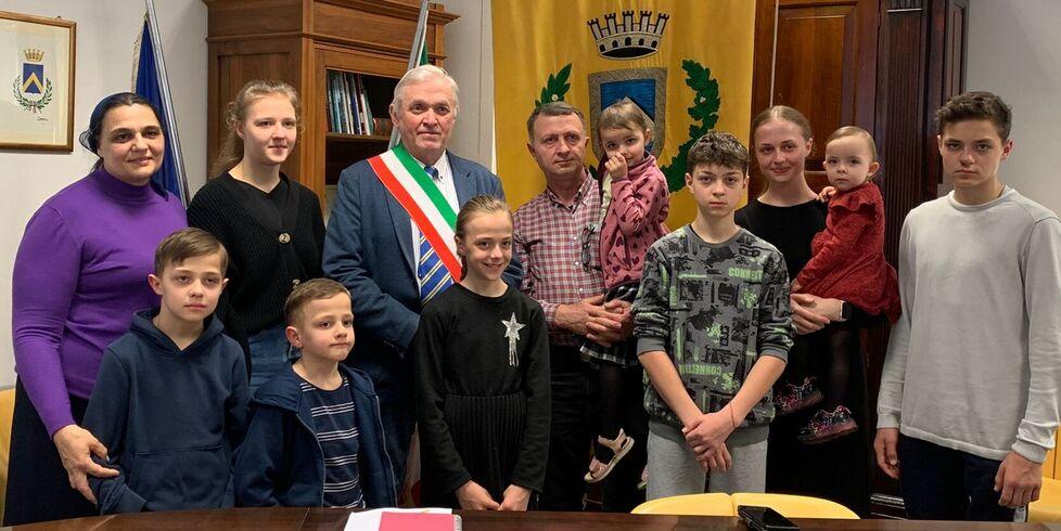 Mirandola, in fuga dal conflitto con i nove figli: la famiglia ucraina ora ha una casa<br type="_moz" />
