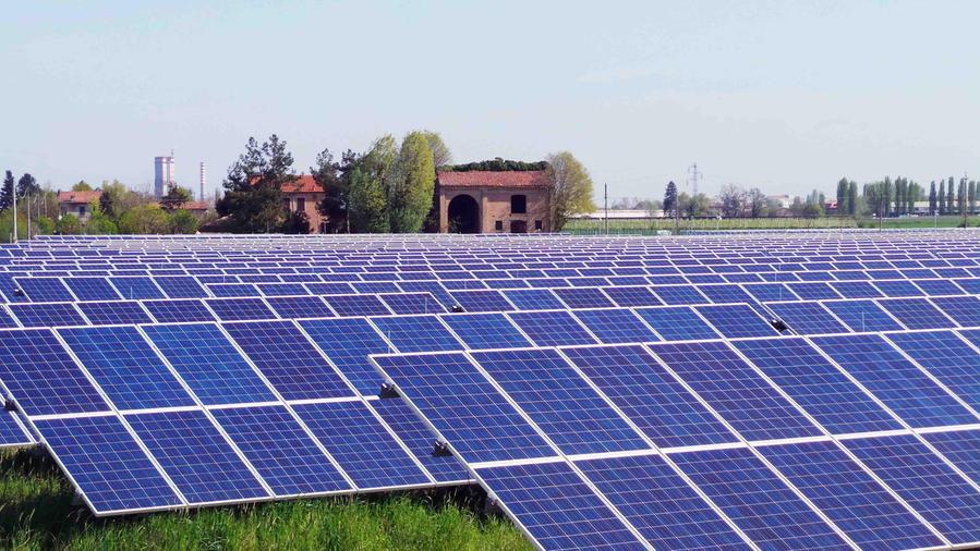 Un parco fotovoltaico (foto d'archivio)