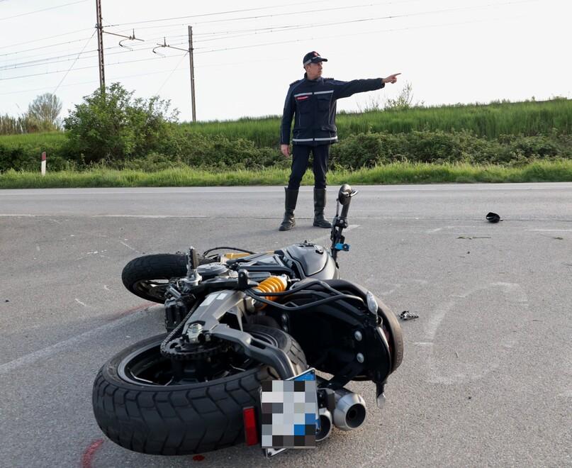 Schianto con un’auto sull’Aurelia, grave un motociclista di 32 anni