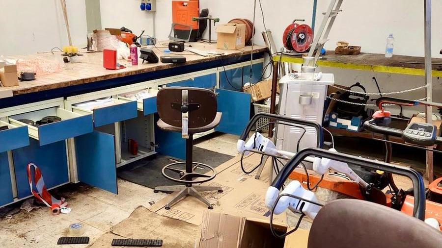 Nuoro, furto nella notte in un deposito comunale. Ladri in fuga con decespugliatori e motoseghe