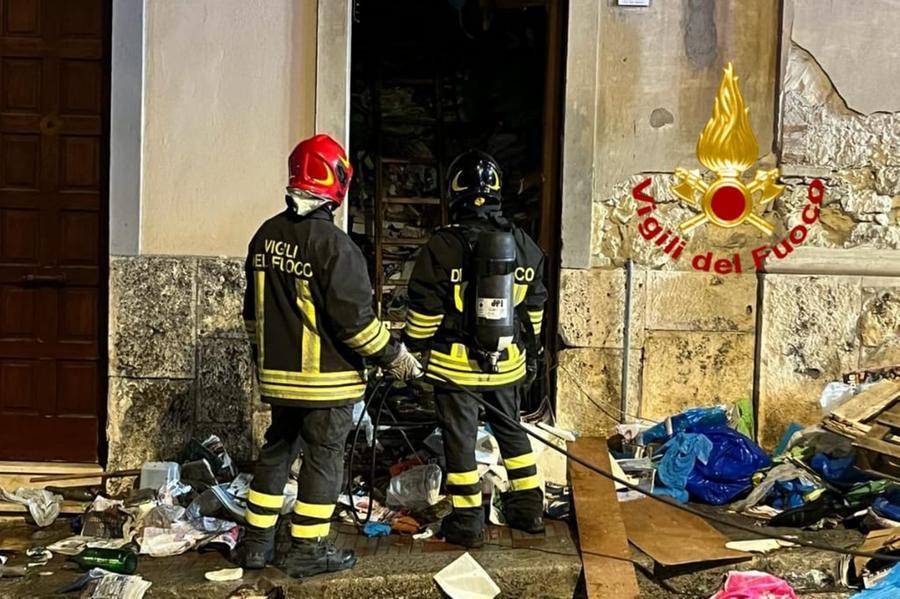 Cagliari, un uomo di 74 anni muore nella sua casa in fiamme: nell’abitazione quintali spazzatura