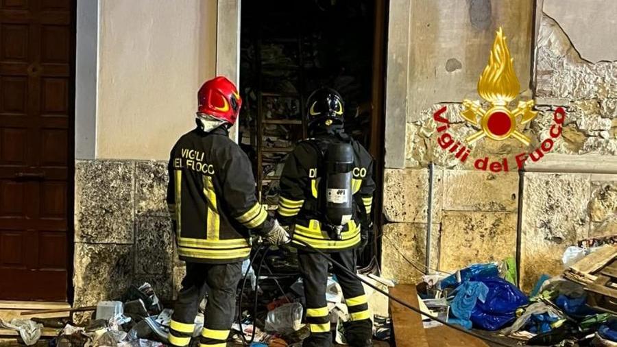 Cagliari, un uomo di 74 anni muore nella sua casa in fiamme: nell’abitazione quintali spazzatura