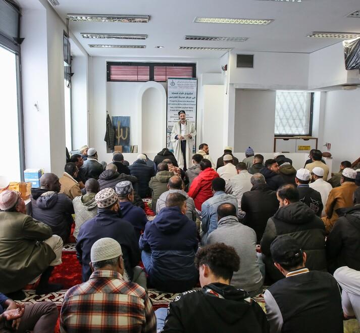 La prima preghiera nella nuova moschea