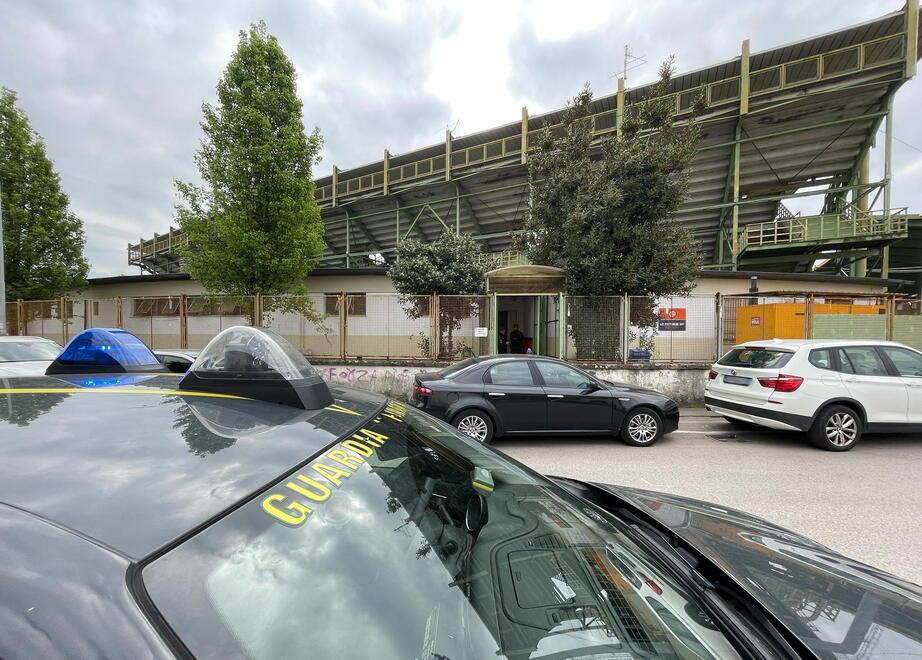 La finanza giovedì mattina davanti allo stadio Melani (foto Nucci/Innocenti)