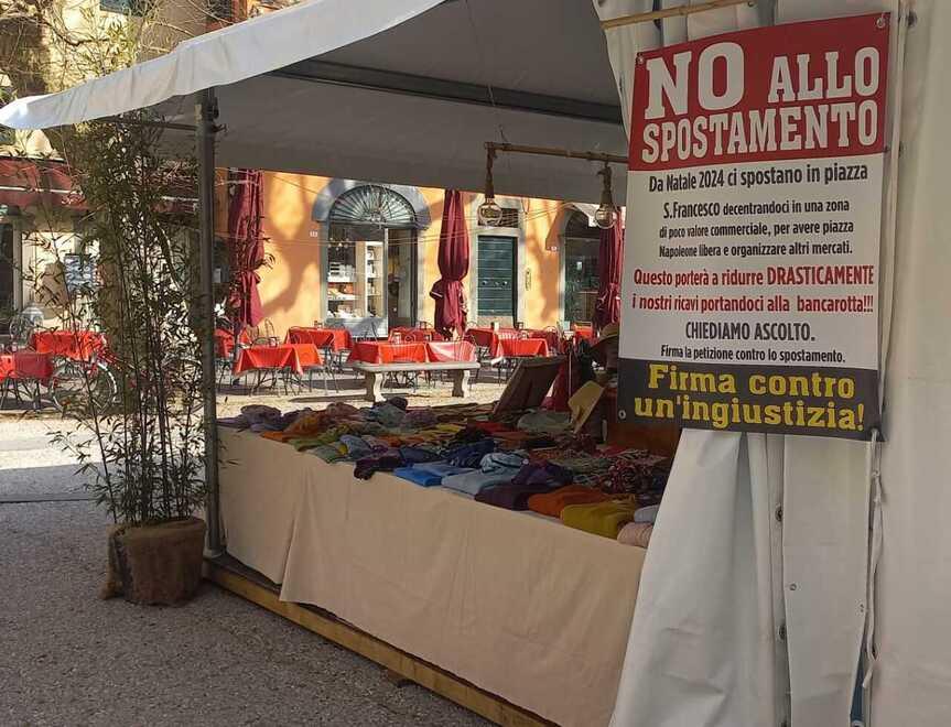 Uno dei cartelli di protesta affissi ai banchi del mercato in piazza Grande
