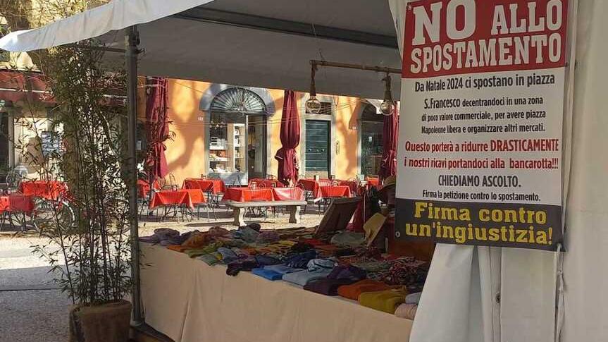 Uno dei cartelli di protesta affissi ai banchi del mercato in piazza Grande