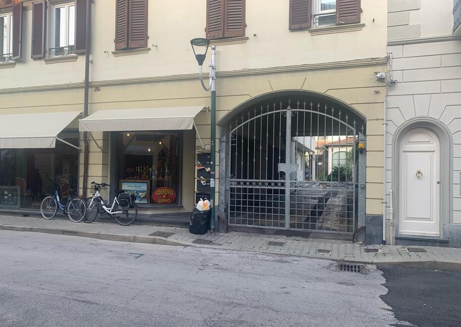 Il cancello che porta ai locali che erano del ristorante L’Imbuto