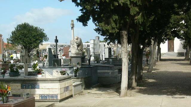 Scorcio del cimitero dove ormai servono lavori di adeguamento