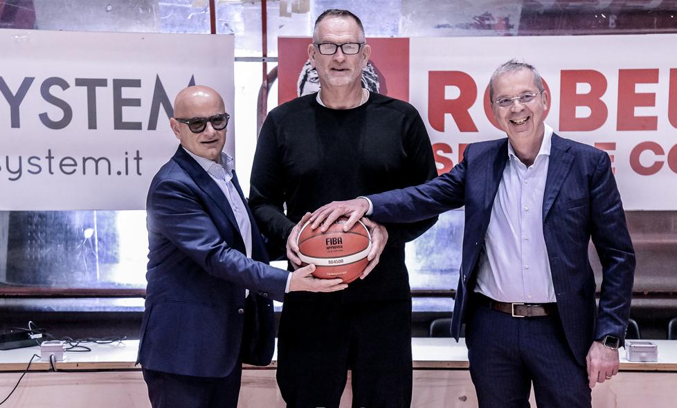Rowan (al centro) con Saracca (a sinistra) e Capecchi (a destra). Foto Elisa Maestripieri/Pistoia Basket