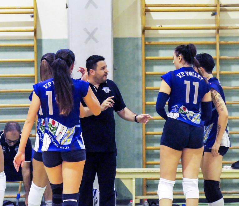 Enrico Stefanini dà istruzione alla sua squadra (foto Paglianti)