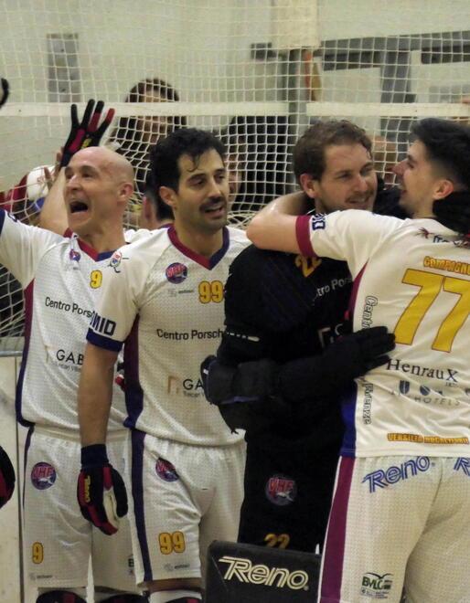 L’esultanza dei rossoblù per il trionfo in Coppa Italia (Foto Roberto Paglianti)