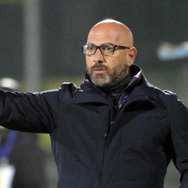 L’allenatore della Carrarese Antonio Calabro