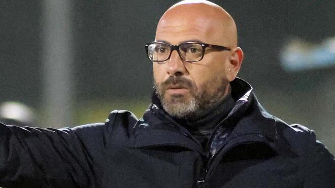 L’allenatore della Carrarese Antonio Calabro