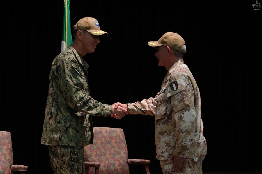 
	La stretta di mano tra il capitano David Coles e, a destra, il capitano livornese Roberto Messina durante il passaggio del comando della Ctf 153

