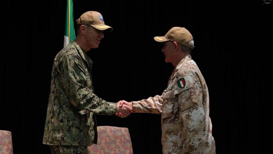 La stretta di mano tra il capitano David Coles e, a destra, il capitano livornese Roberto Messina durante il passaggio del comando della Ctf 153