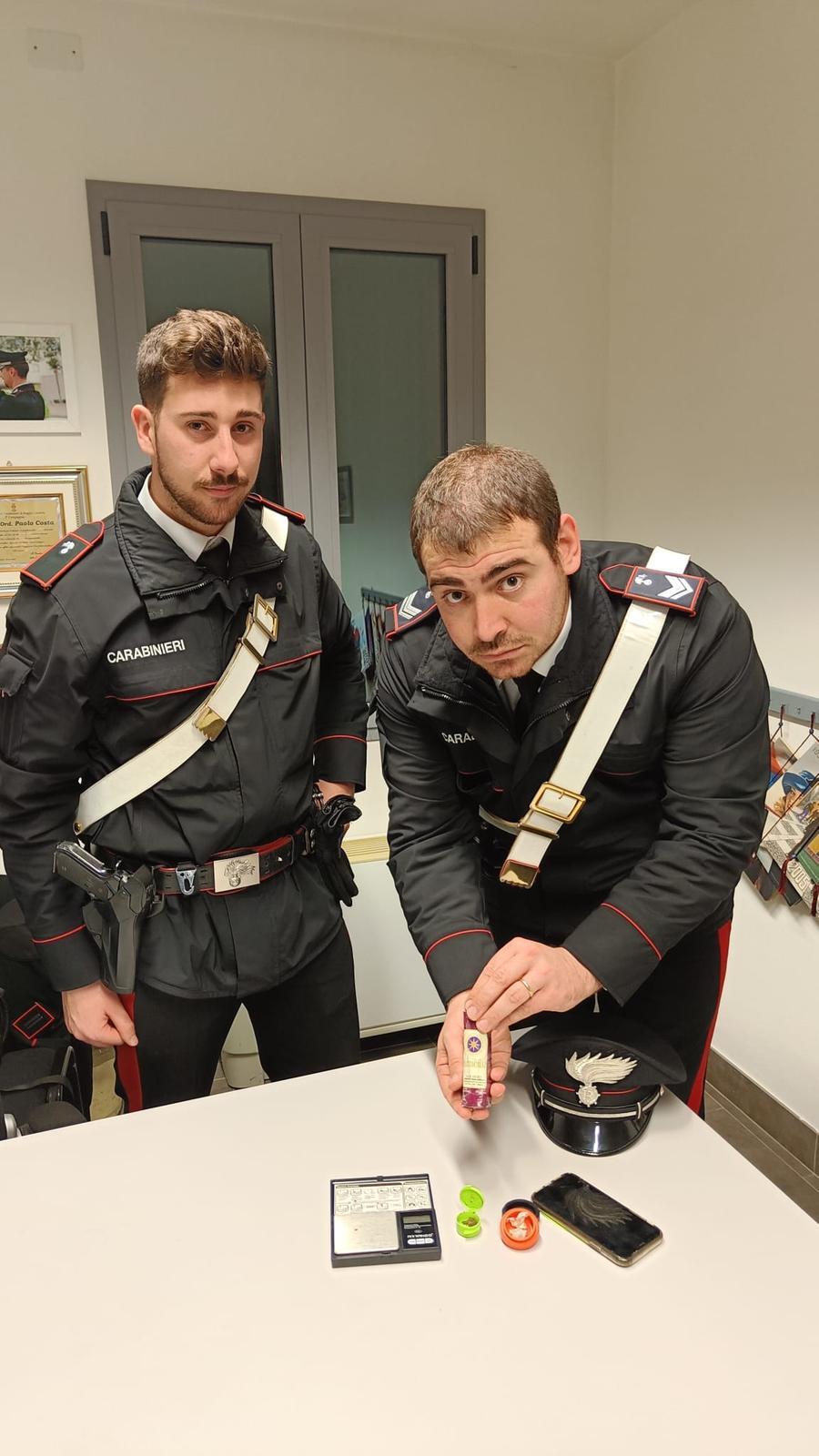 A Campagnola trovato con l’hascisc addosso e a casa, 22enne denunciato