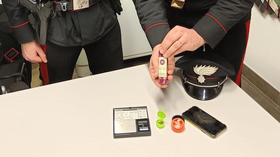 A Campagnola trovato con l’hascisc addosso e a casa, 22enne denunciato