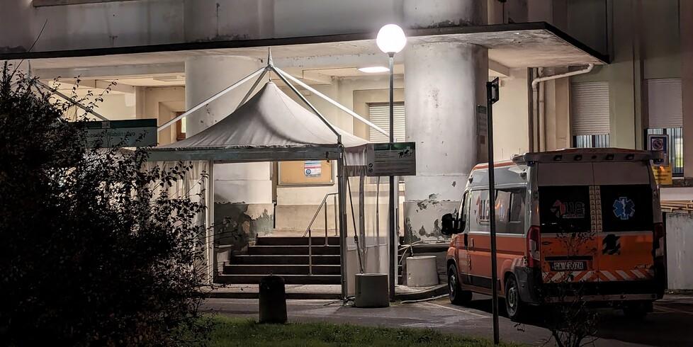 Argenta, citofona in caserma e minaccia. Si allontana ma viene arrestato