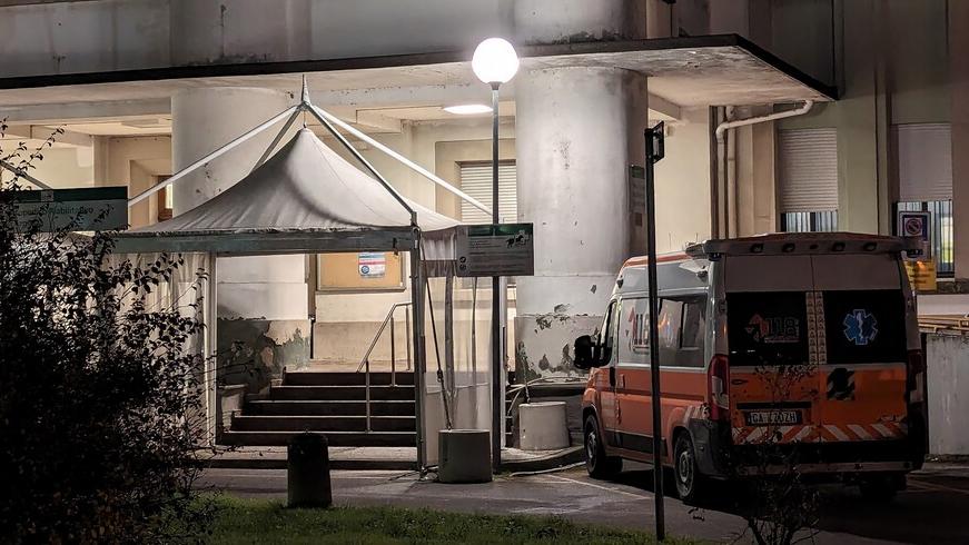 Argenta, citofona in caserma e minaccia. Si allontana ma viene arrestato