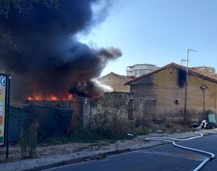 
	Le case dei Rom di via Rockfeller avvolte dalle fiamme

