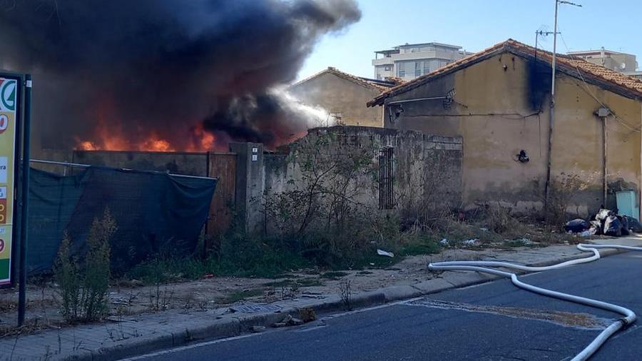 Le case dei Rom di via Rockfeller avvolte dalle fiamme