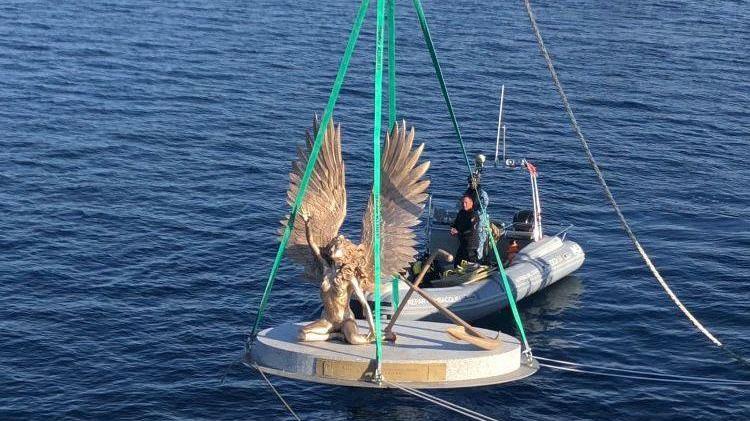 La posa della statua bronzea avvenuta lo scorso anno