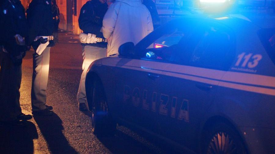 Si ferma a fare carburante di notte e viene assalita da un rapinatore