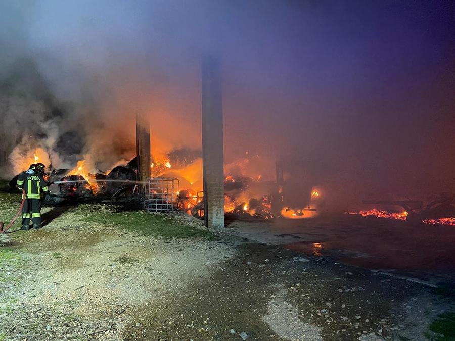 Bruciate 100 rotoballe e due trattori in via Braglie a Canossa
