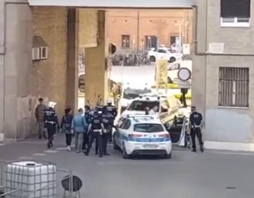 Ferrara, il controllo antispaccio degenera, intervento massiccio