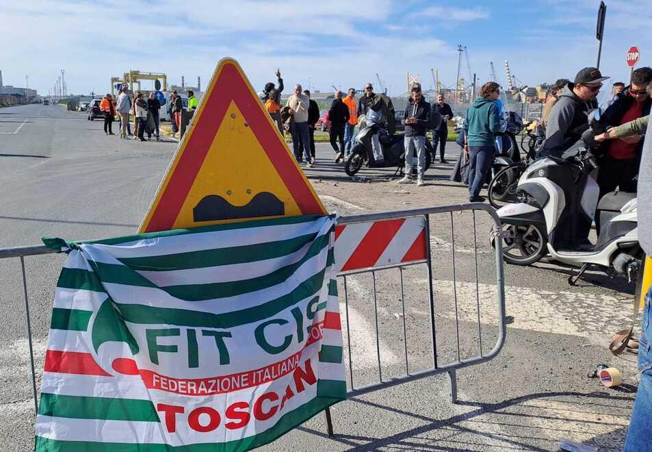 Il porto di Livorno bloccato dallo sciopero: «Professione usurante, più soldi in busta»