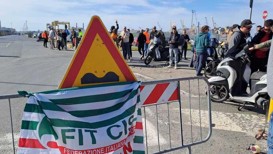 Il porto di Livorno bloccato dallo sciopero: «Professione usurante, più soldi in busta»