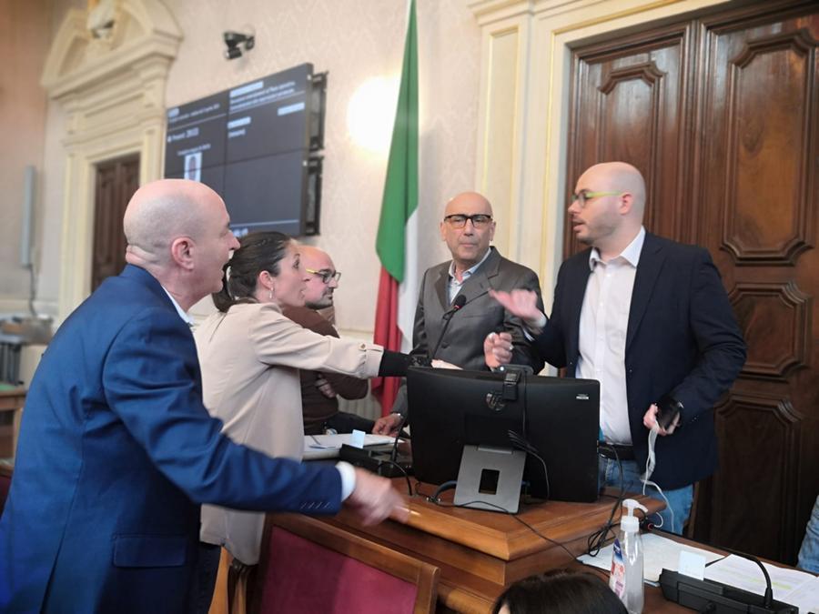 Livorno, opposizioni dal prefetto dopo il caos in consiglio: «Non può fare nulla? Faremo ricorso al Tar»