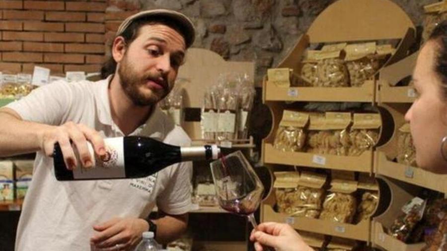Un momento della visita alle Cantine