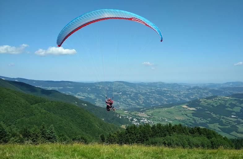 Serramazzoni, si scontrano con il parapendio e precipitano