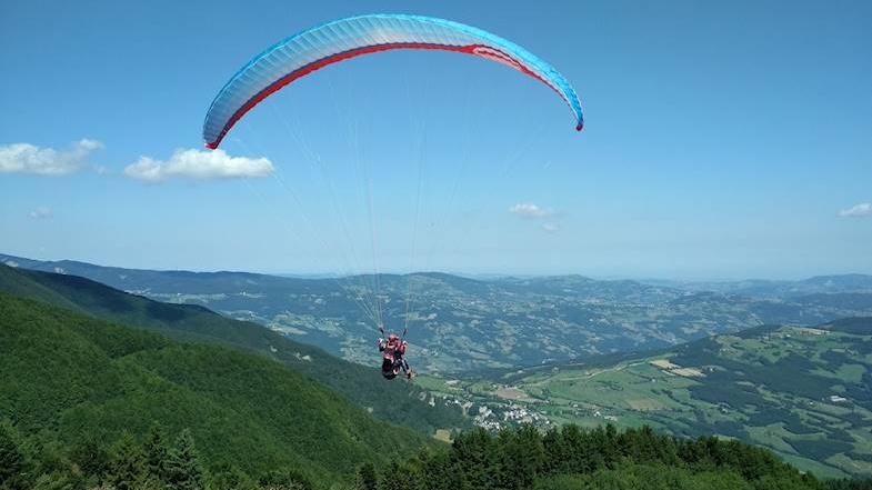 Serramazzoni, si scontrano con il parapendio e precipitano