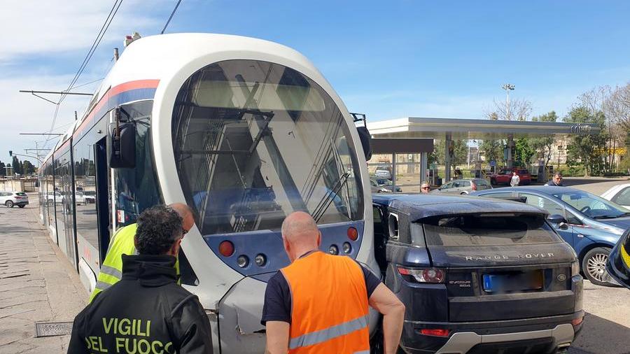 Le immagini dell'ultimo incidente, venerdì 5 aprile, che hanno coinvolto il tram Sirio
