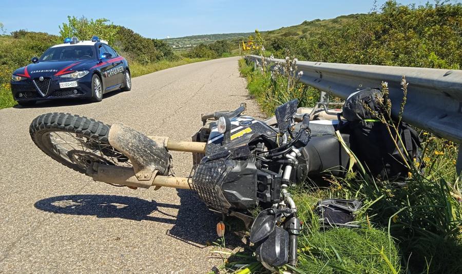Si schianta contro il guard rail con la moto sulla strada per Torre dei Corsari: in ospedale turista 42enne