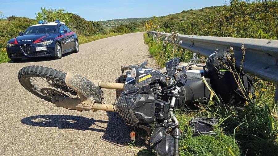 Si schianta contro il guard rail con la moto sulla strada per Torre dei Corsari: in ospedale turista 42enne