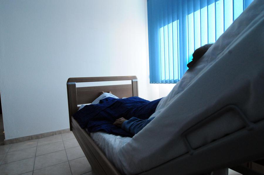 
	Un anziano allettato (foto di Massimo Locci)

