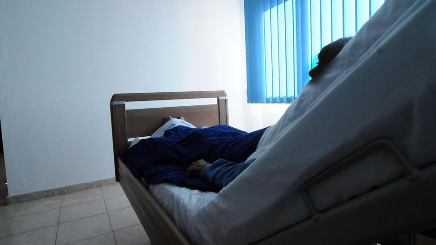 Un anziano allettato (foto di Massimo Locci)