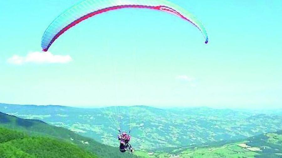 Incidente col parapendio, fiorentino di 48 anni precipita su una antenna: trasportato in ospedale