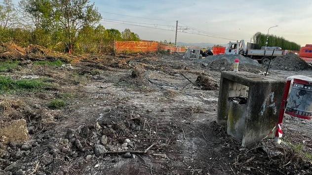 Modena, al parco Amendola il parcheggio si “mangia” una parte del verde