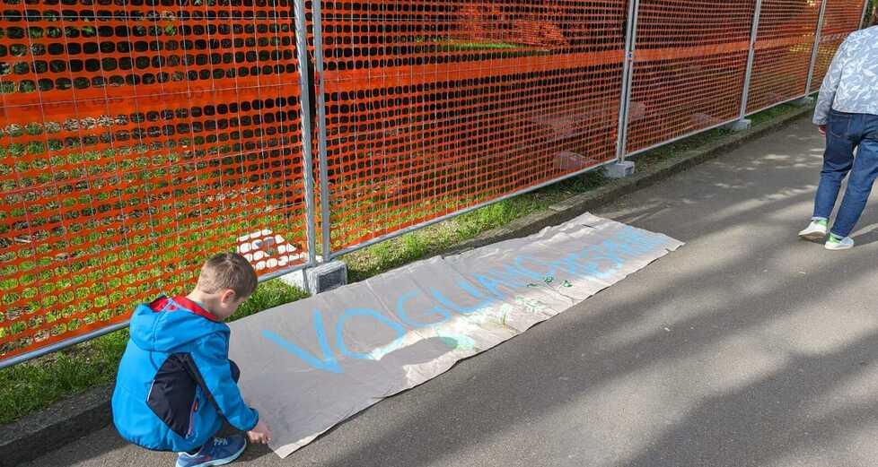 Modena, ottanta attivisti manifestano sui Viali: «No al nuovo chiosco»