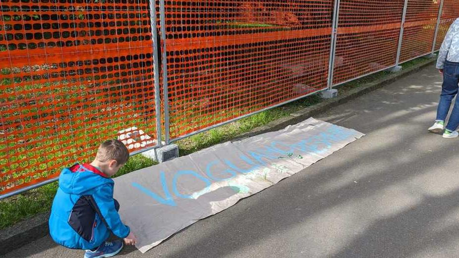 Modena, ottanta attivisti manifestano sui Viali: «No al nuovo chiosco»