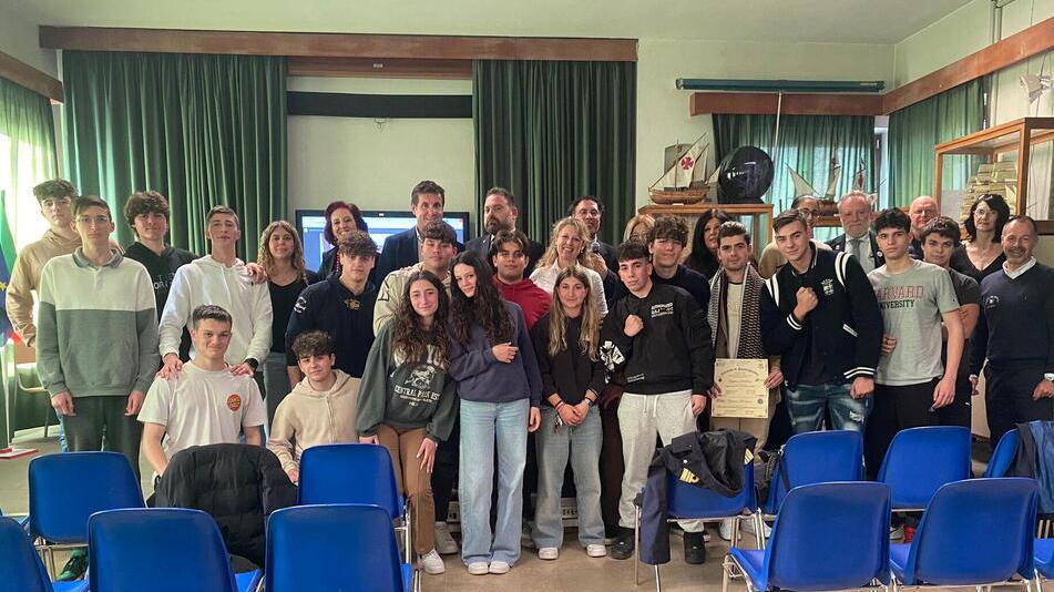 Perfetti naufraghi ed esperti del meteo: al Nautico di Livorno studenti sempre più lupi di mare<br>