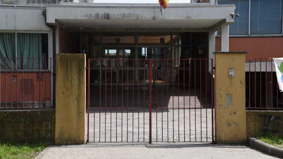 L’ingresso della scuola media “Da Vinci” dove il ragazzo ha provato inutilmente a ripararsi (Foto Sernacchioli)