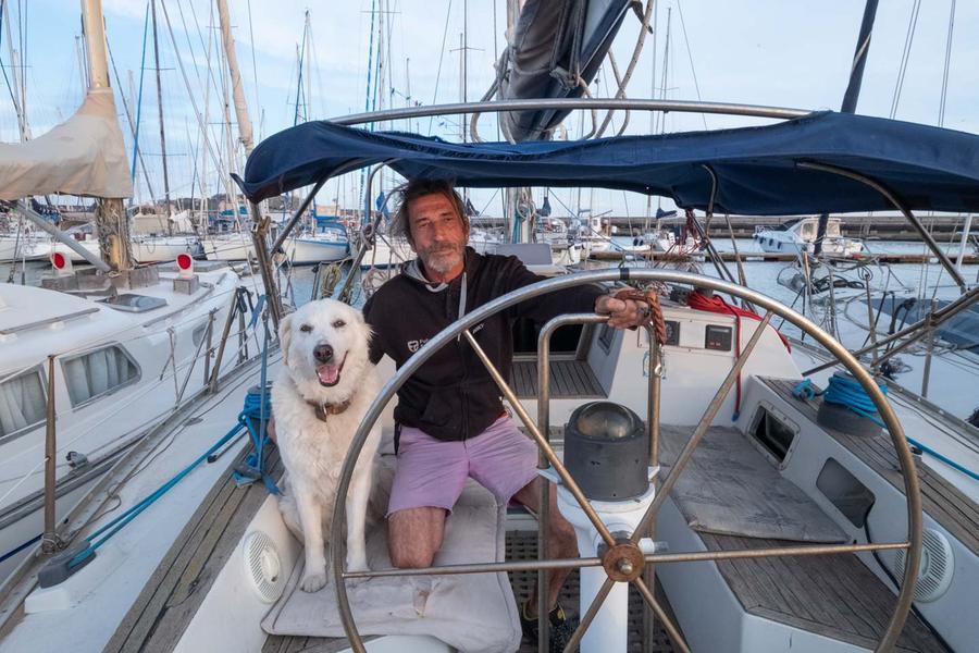 
	Lupo&nbsp;e il suo maremmano nella barca a Su Siccu<em> (foto Mario Rosas)</em>

