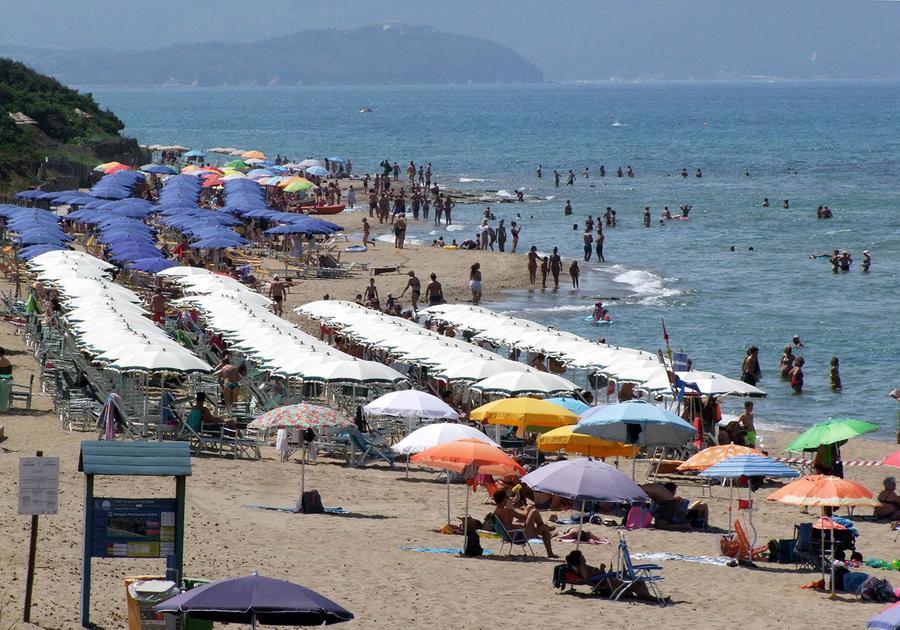 
	La spiaggia di San Vincenzo gremita di turisti

