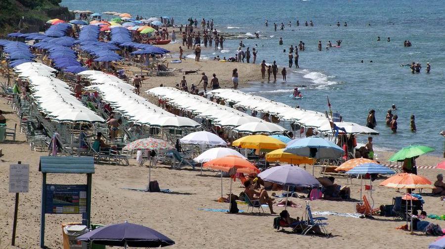 
	La spiaggia di San Vincenzo gremita di turisti

